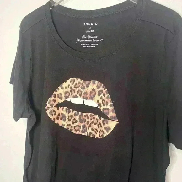 Torrid Signature Slim Fit Classic Everyday Tee Leopard Lips 3 3X 22/24 - Picture 3 of 3